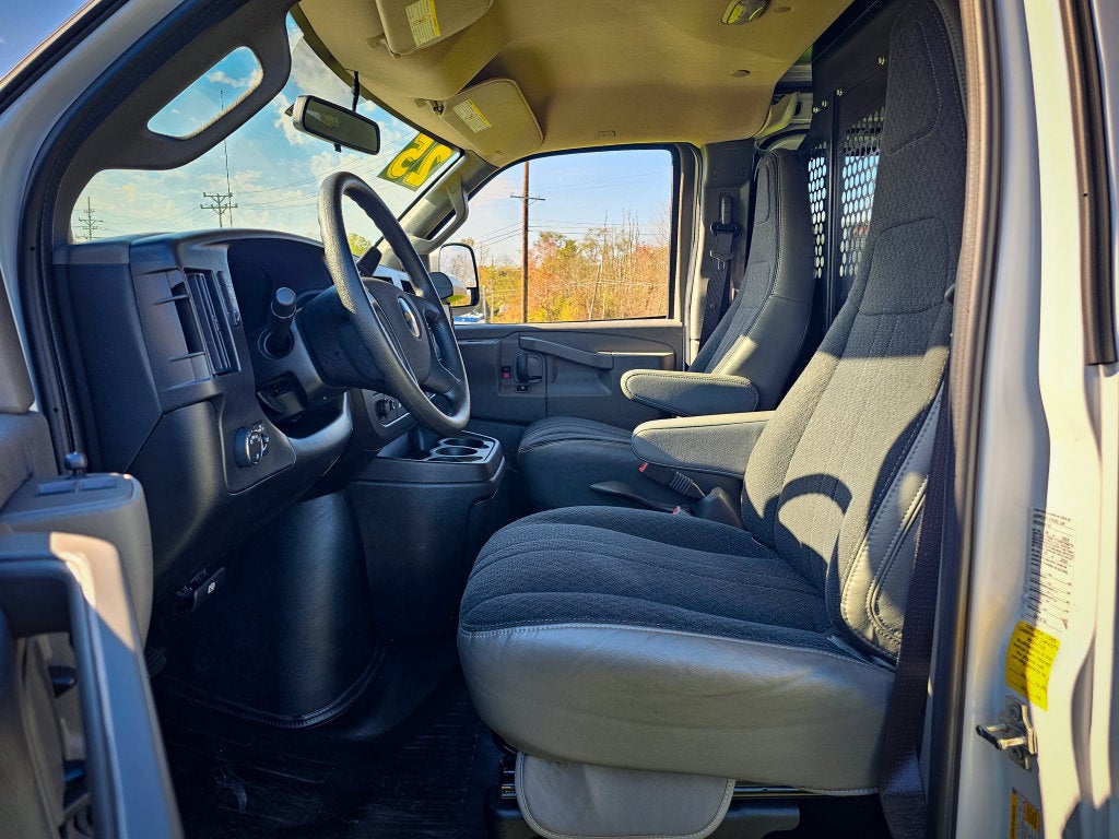 2025 Chevrolet Express Cargo WT