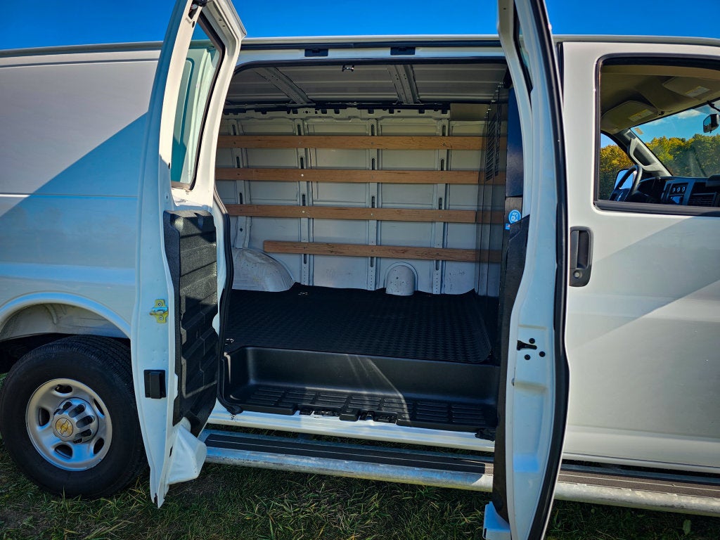 2025 Chevrolet Express Cargo WT