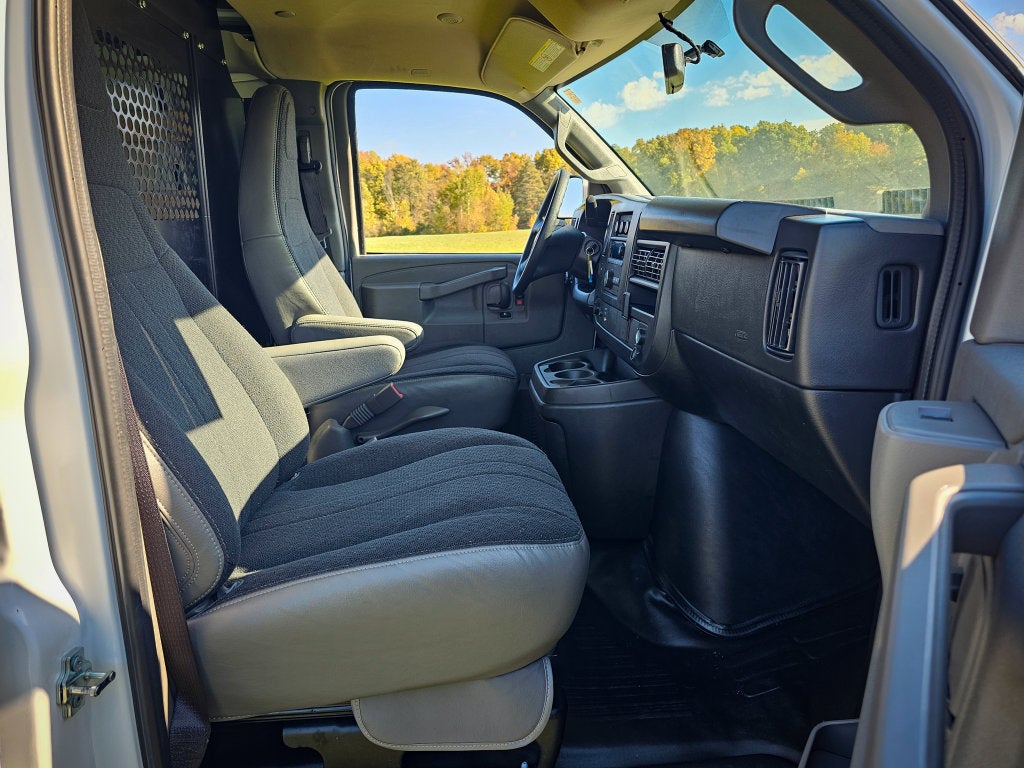 2025 Chevrolet Express Cargo WT