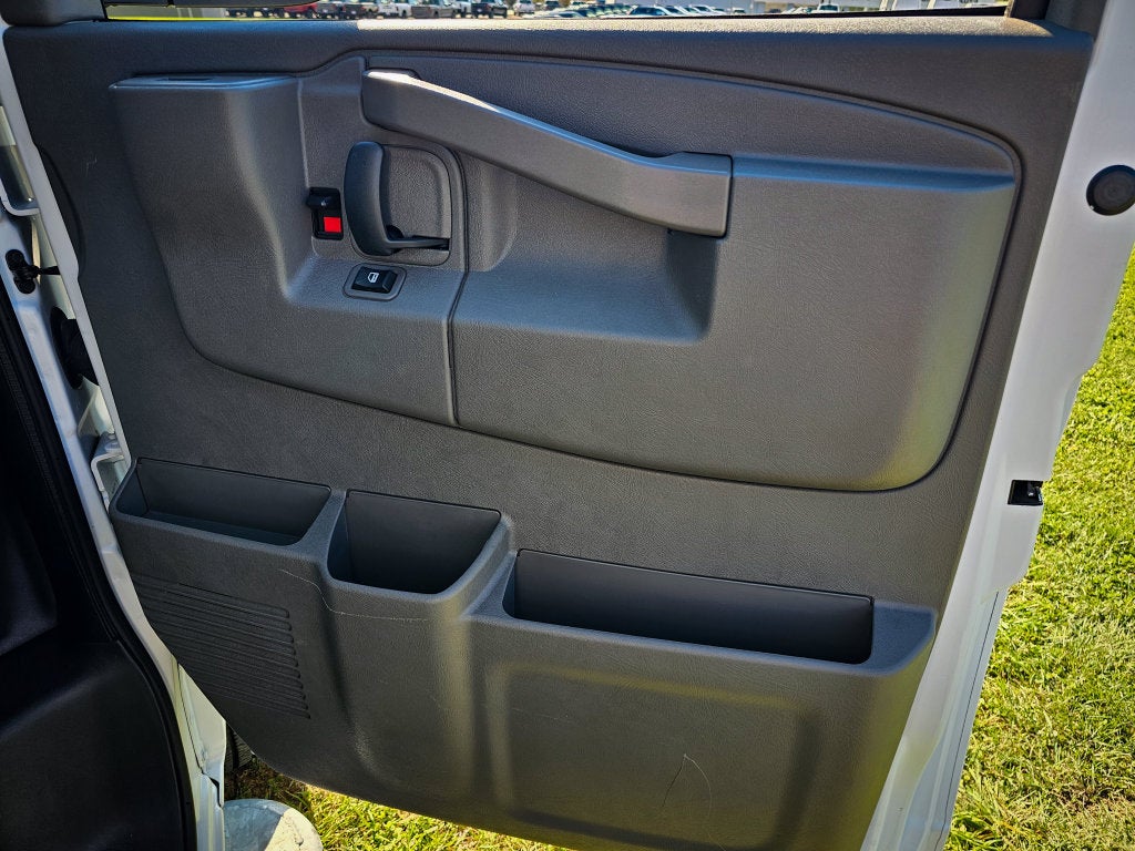 2025 Chevrolet Express Cargo WT