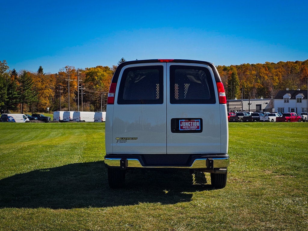 2025 Chevrolet Express Cargo WT