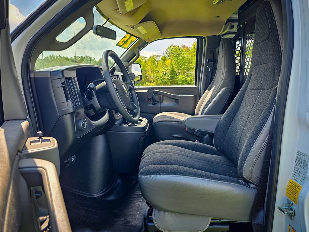 2025 Chevrolet Express Cargo WT