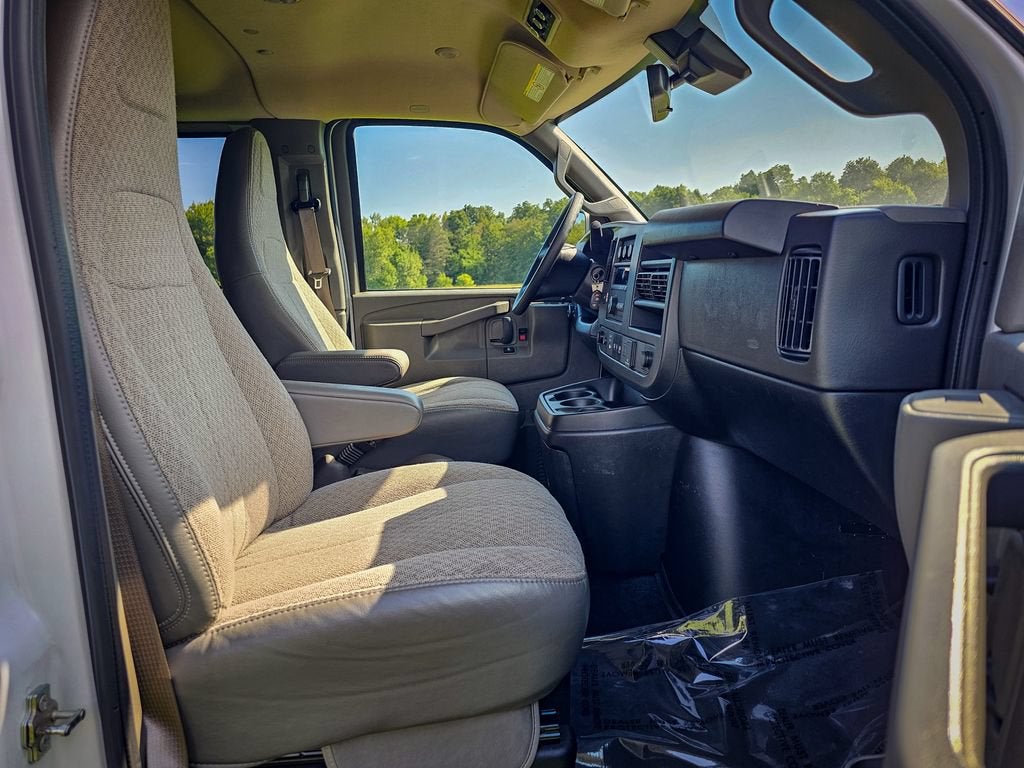 2025 GMC Savana Passenger LT