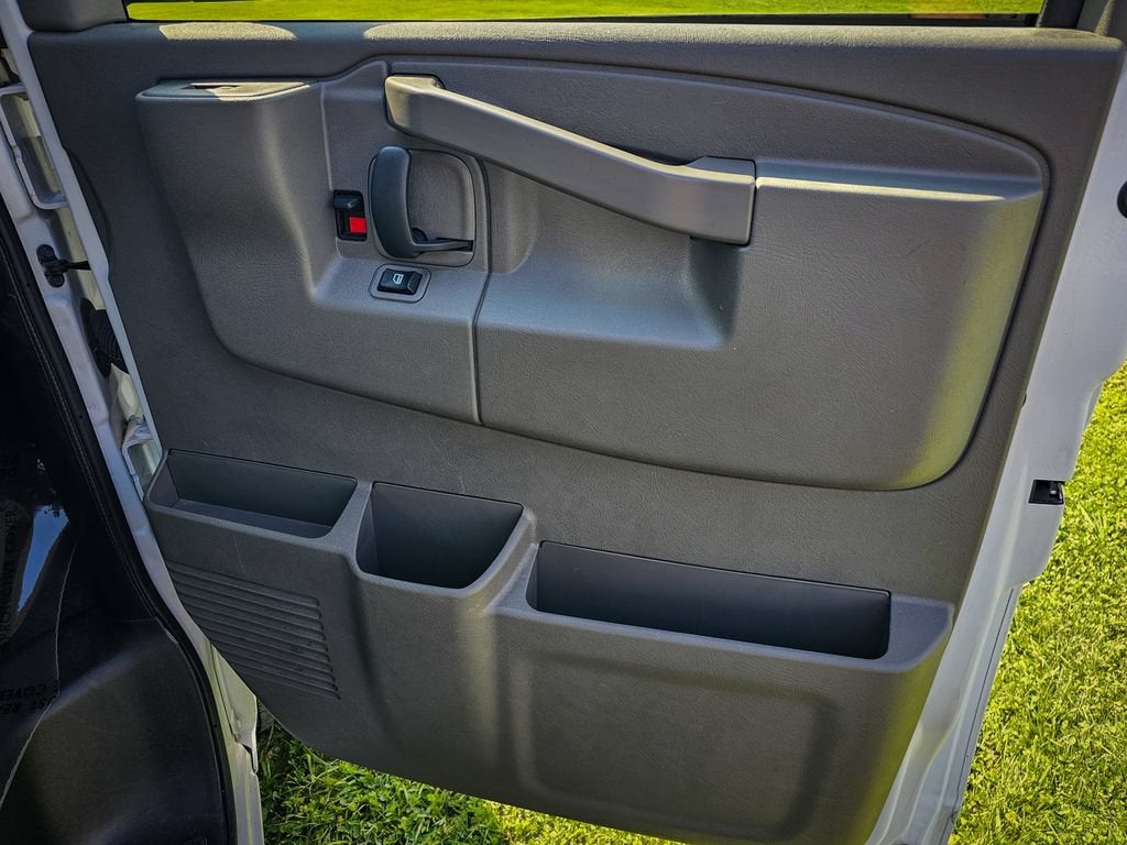 2025 GMC Savana Passenger LT