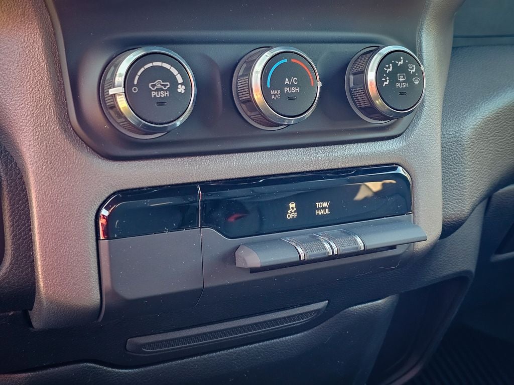 2023 RAM 1500 Big Horn Crew Cab 4x4 5'7' Box