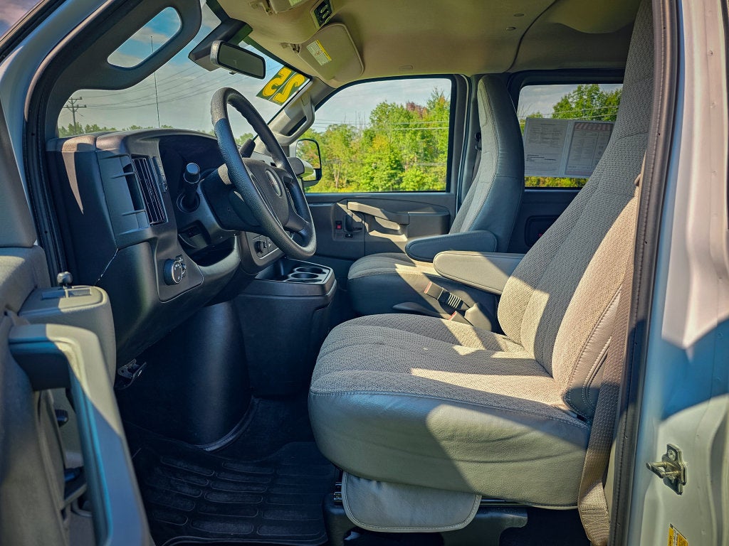 2025 GMC Savana Passenger RWD 3500 Extended Wheelbase LT