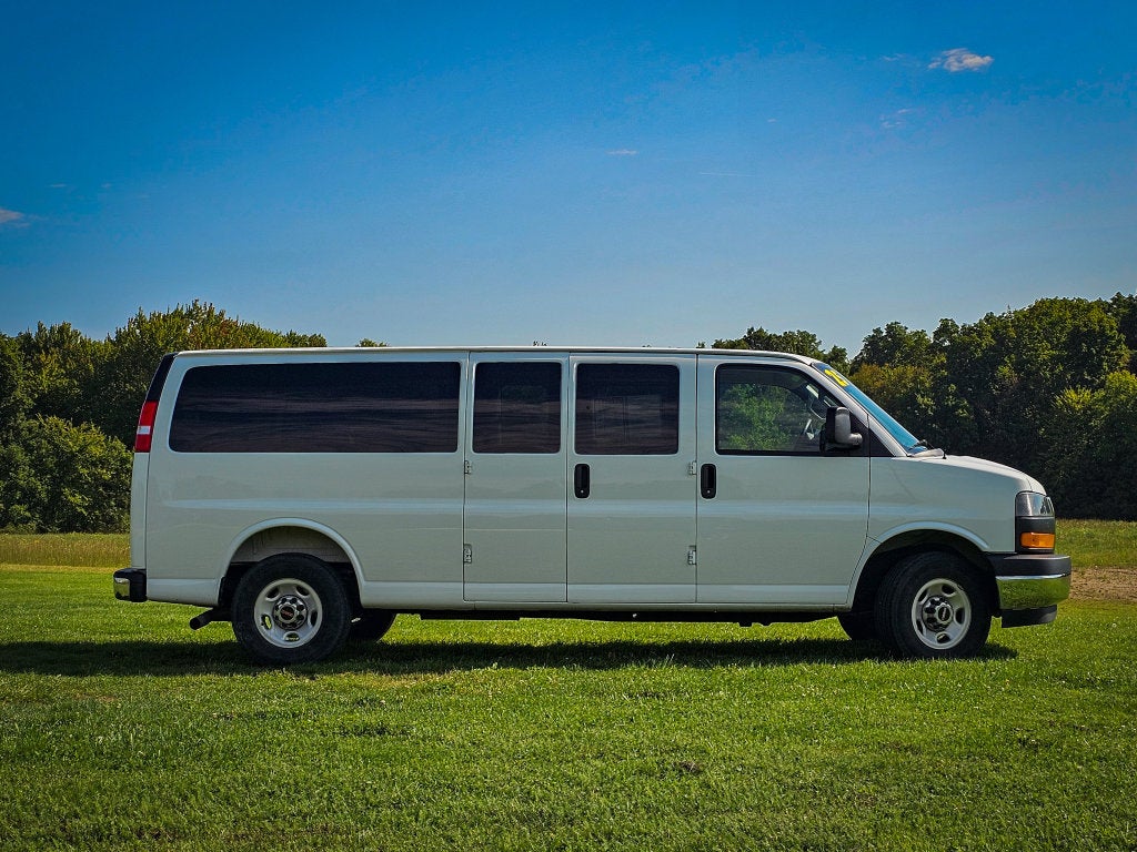 2025 GMC Savana Passenger RWD 3500 Extended Wheelbase LT